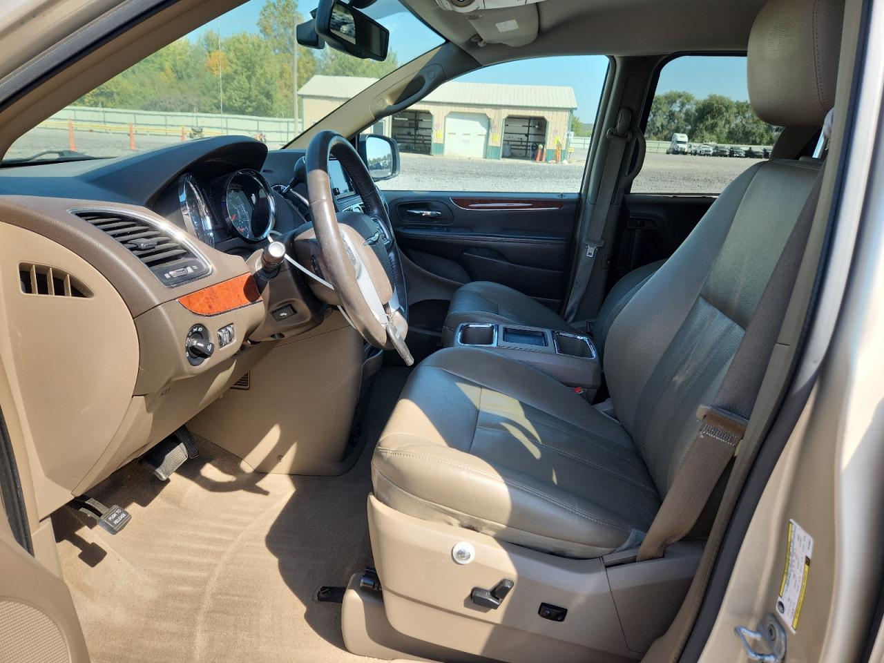 Chrysler Minivan Touring L Image 4