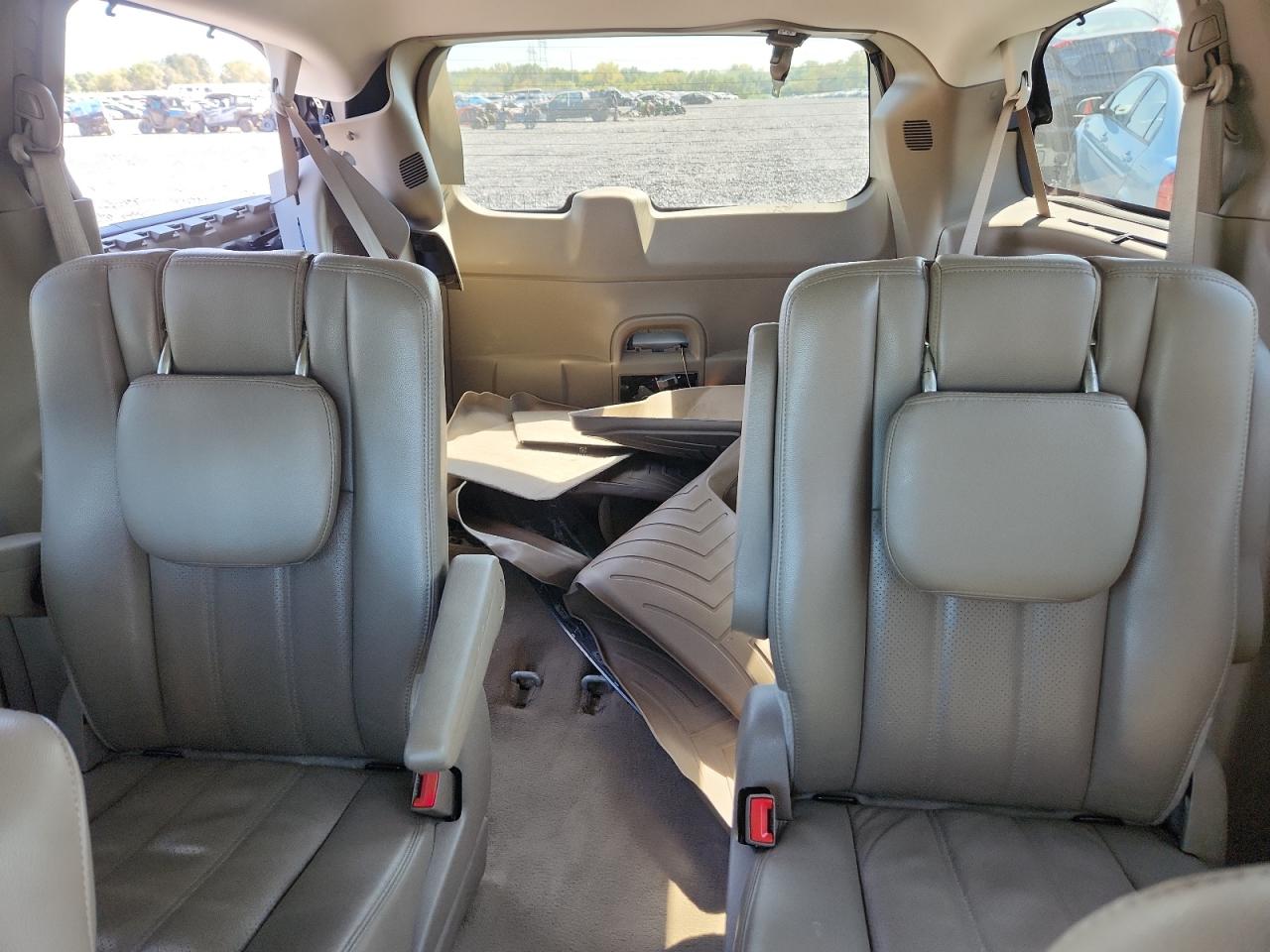 Chrysler Minivan Touring L Image 13