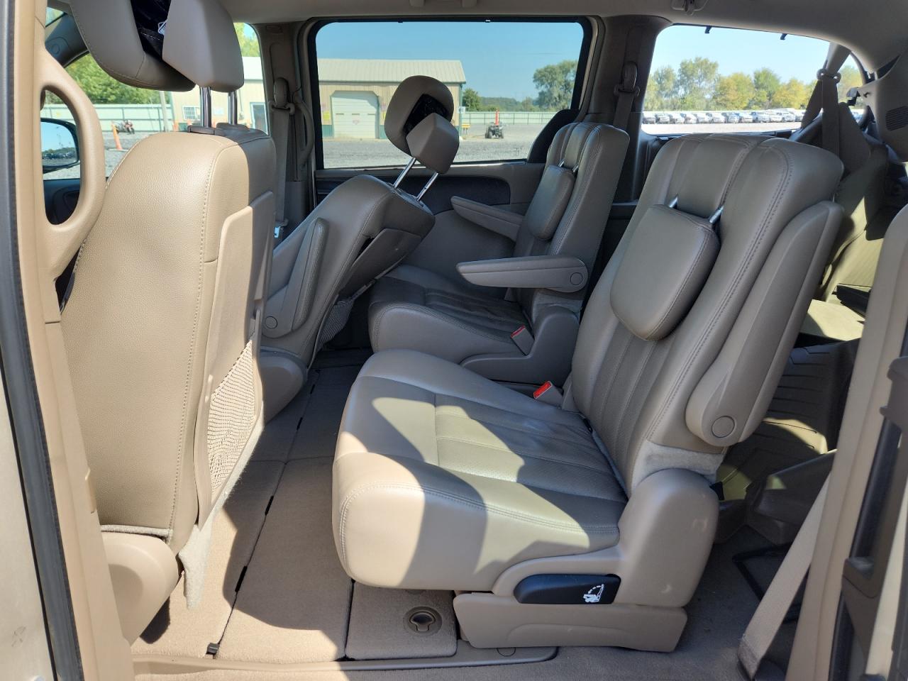 Chrysler Minivan Touring L Image 9