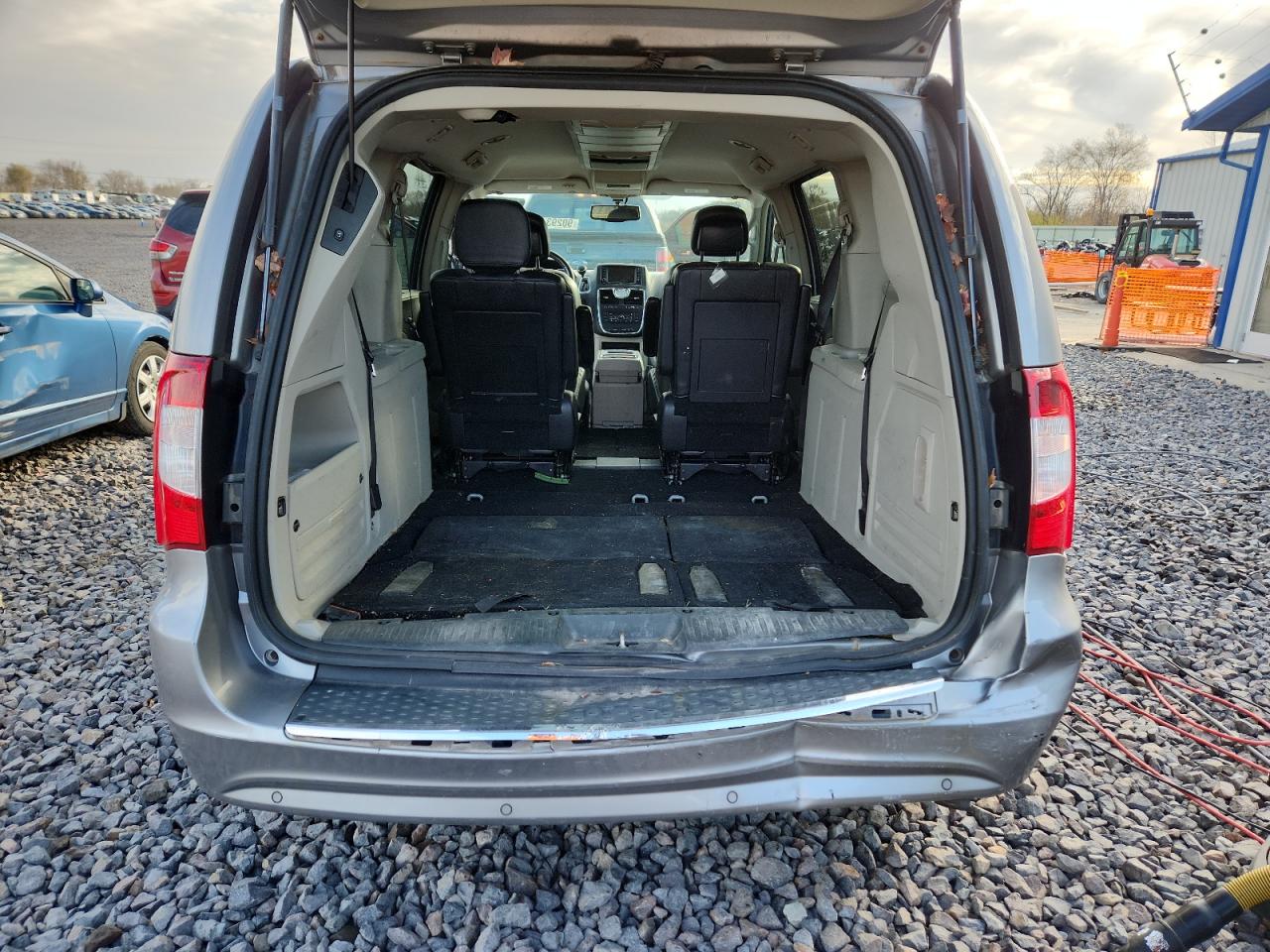 Chrysler Minivan Touring L Image 3