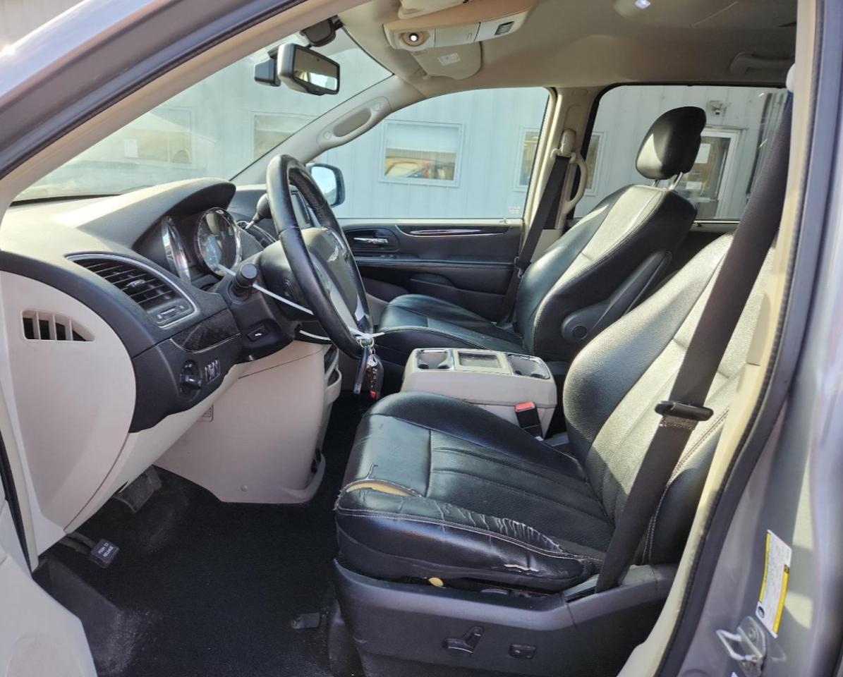 Chrysler Minivan Touring L Image 7