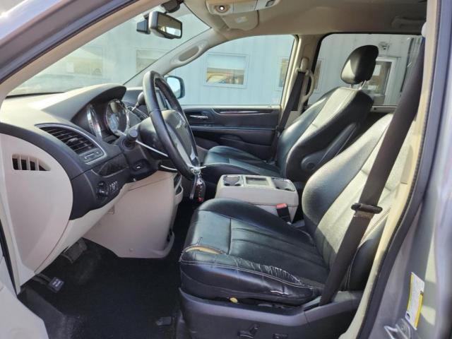 Chrysler Minivan Touring L Image 7