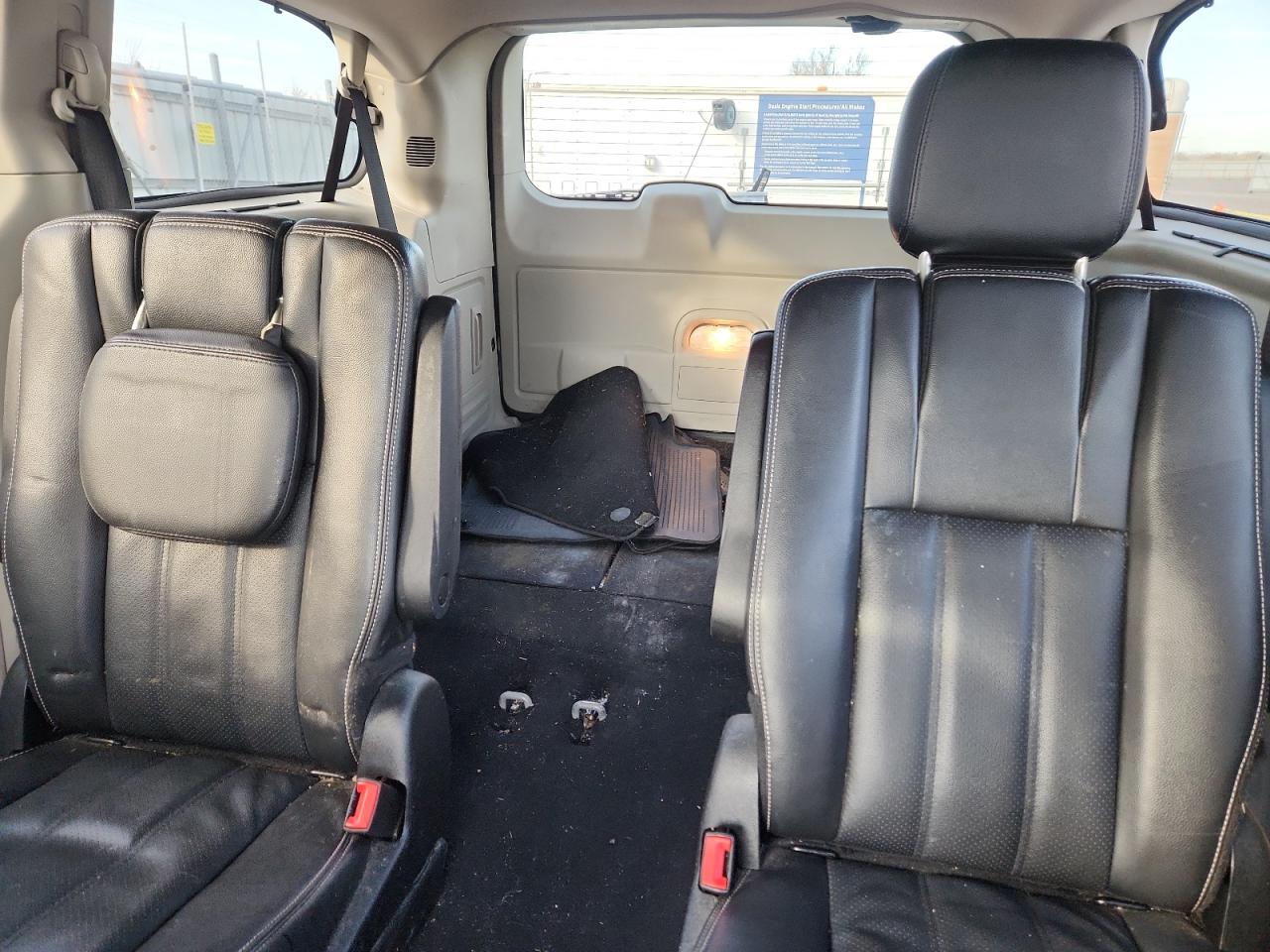 Chrysler Minivan Touring L Image 9