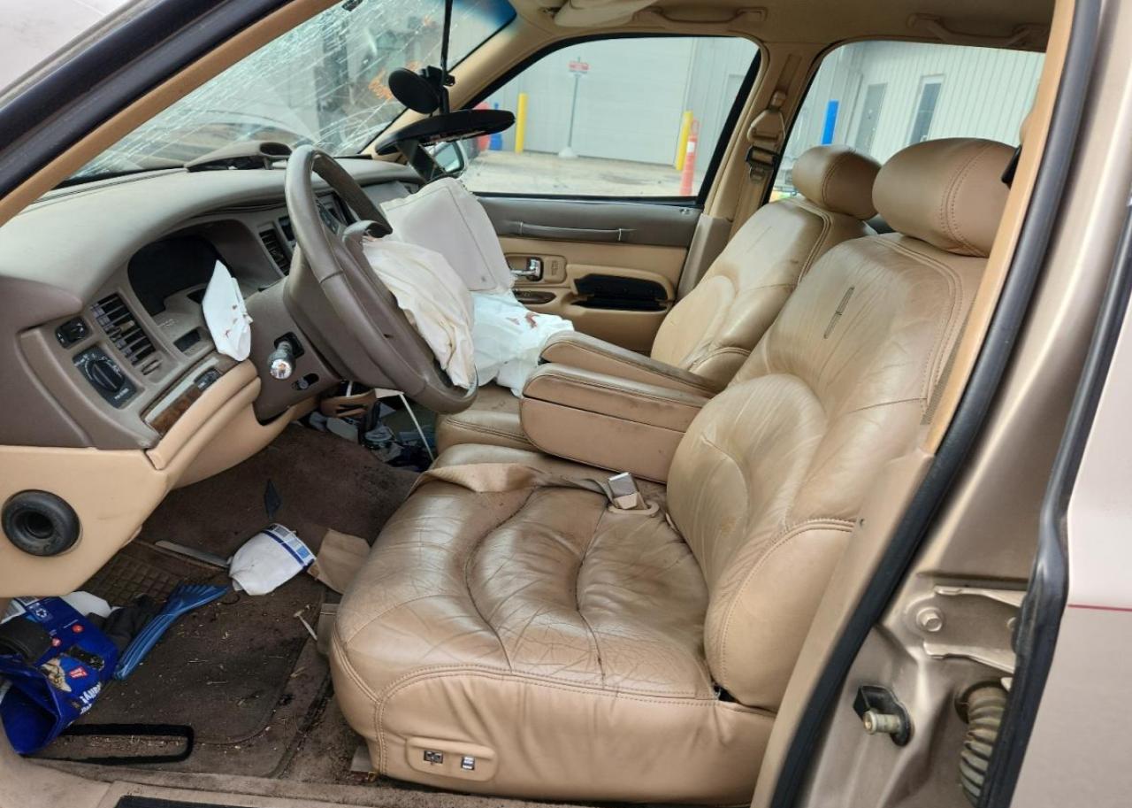 Lincoln Towncar Signature Image 5