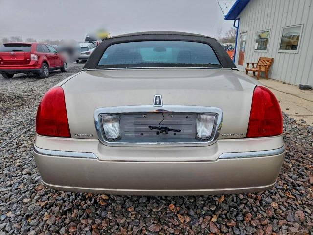 Lincoln Towncar Executive Image 11