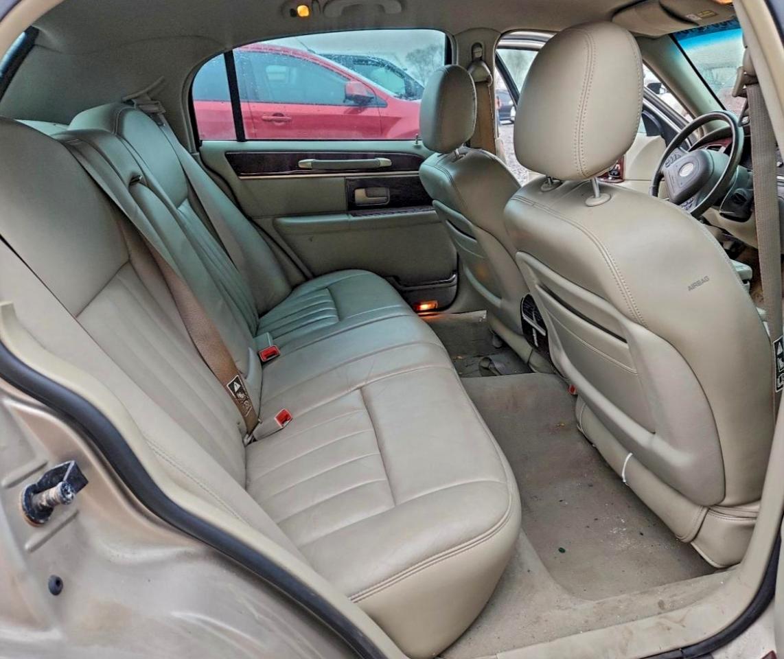 Lincoln Towncar Executive Image 10