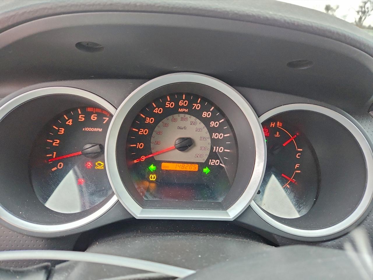 Toyota Tacoma Double Cab Image 3