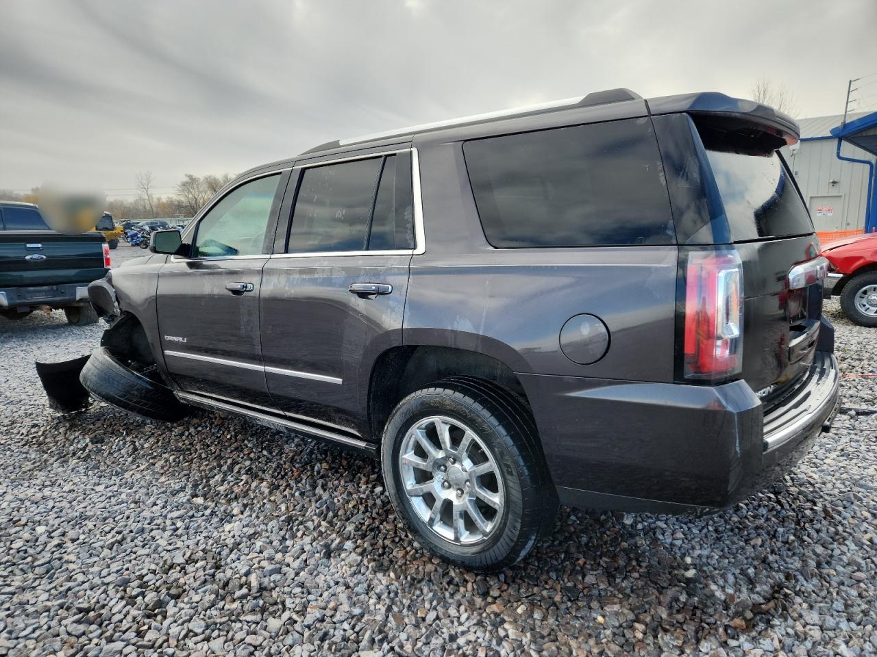 GMC Yukon Denali Image 11