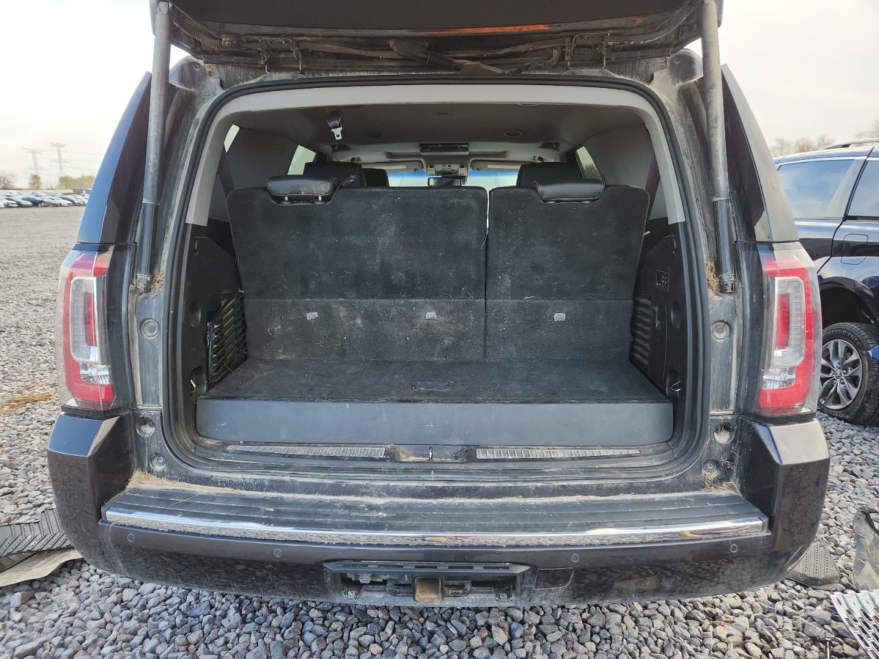 GMC Yukon Denali Image 2