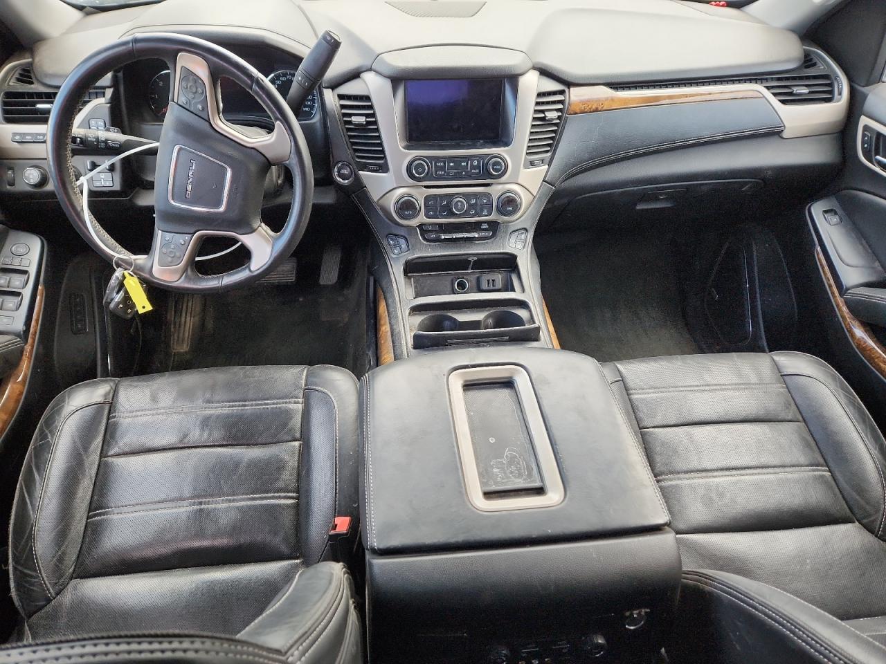 GMC Yukon Denali Image 5