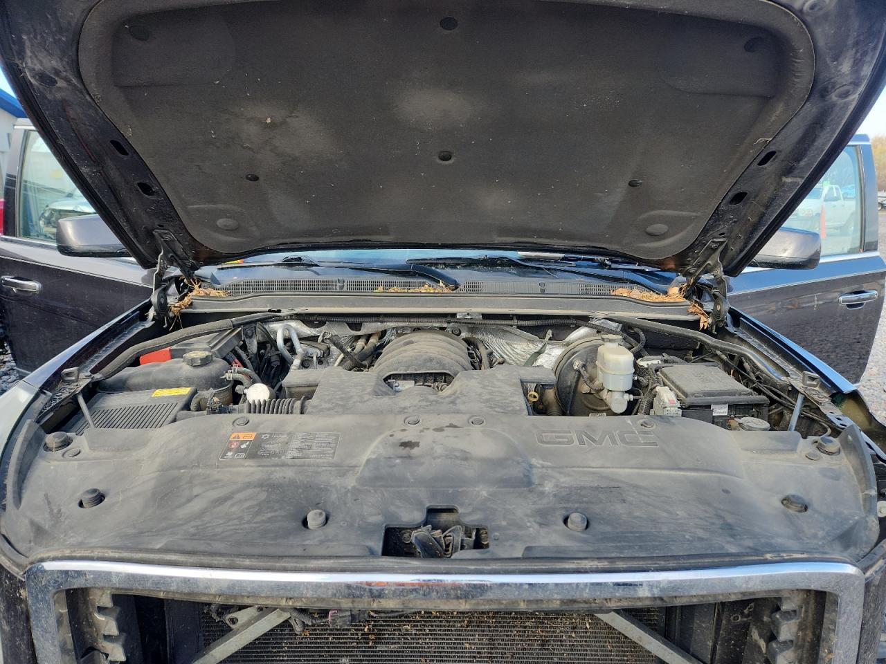 GMC Yukon Denali Image 14