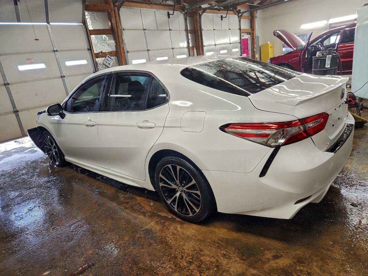 Toyota Camry L Image 3