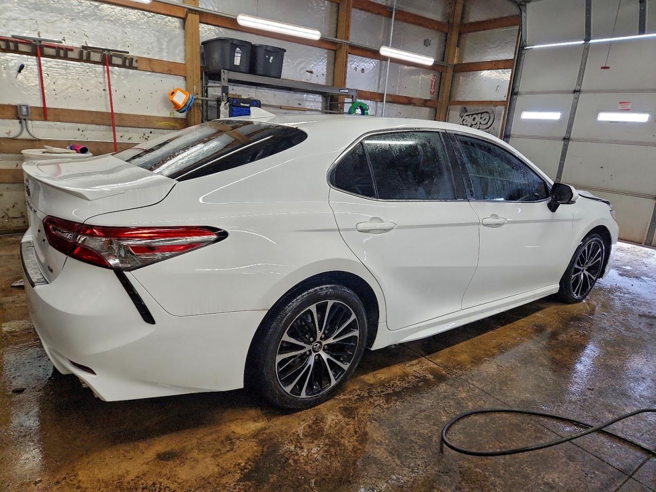 Toyota Camry L Image 2