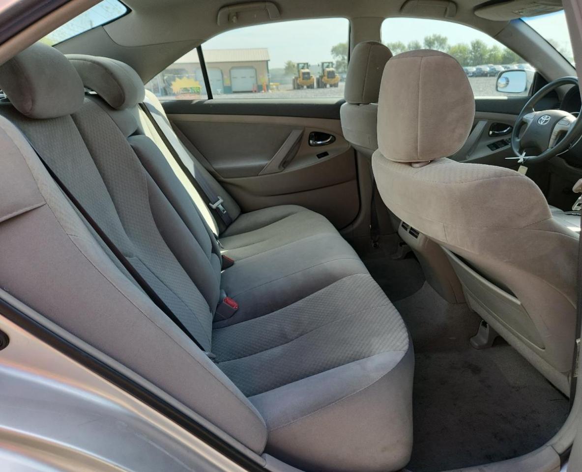 Toyota Camry Hybrid Image 6