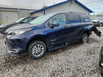  Salvage Toyota Sienna