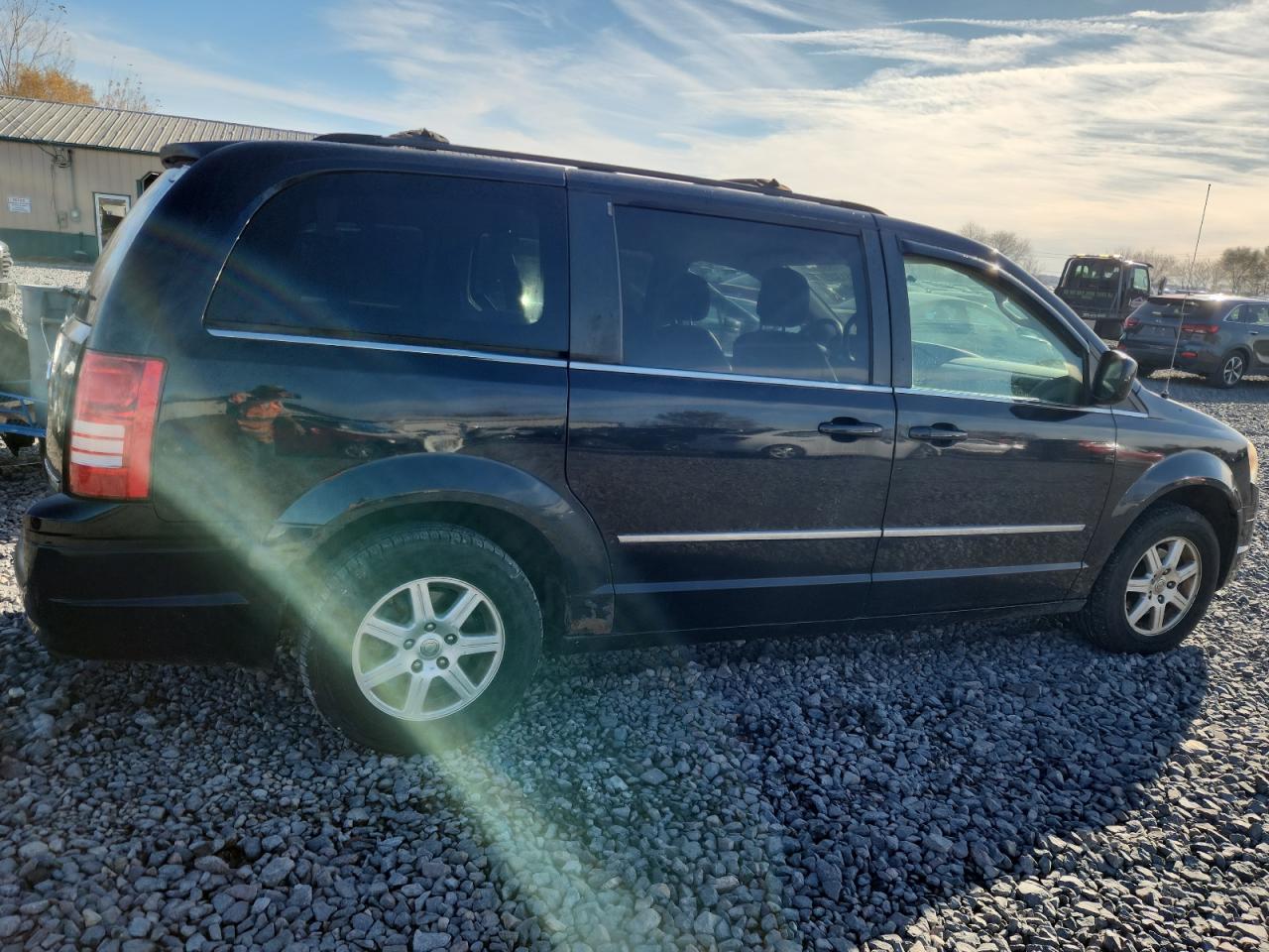 Chrysler Minivan Touring Image 9