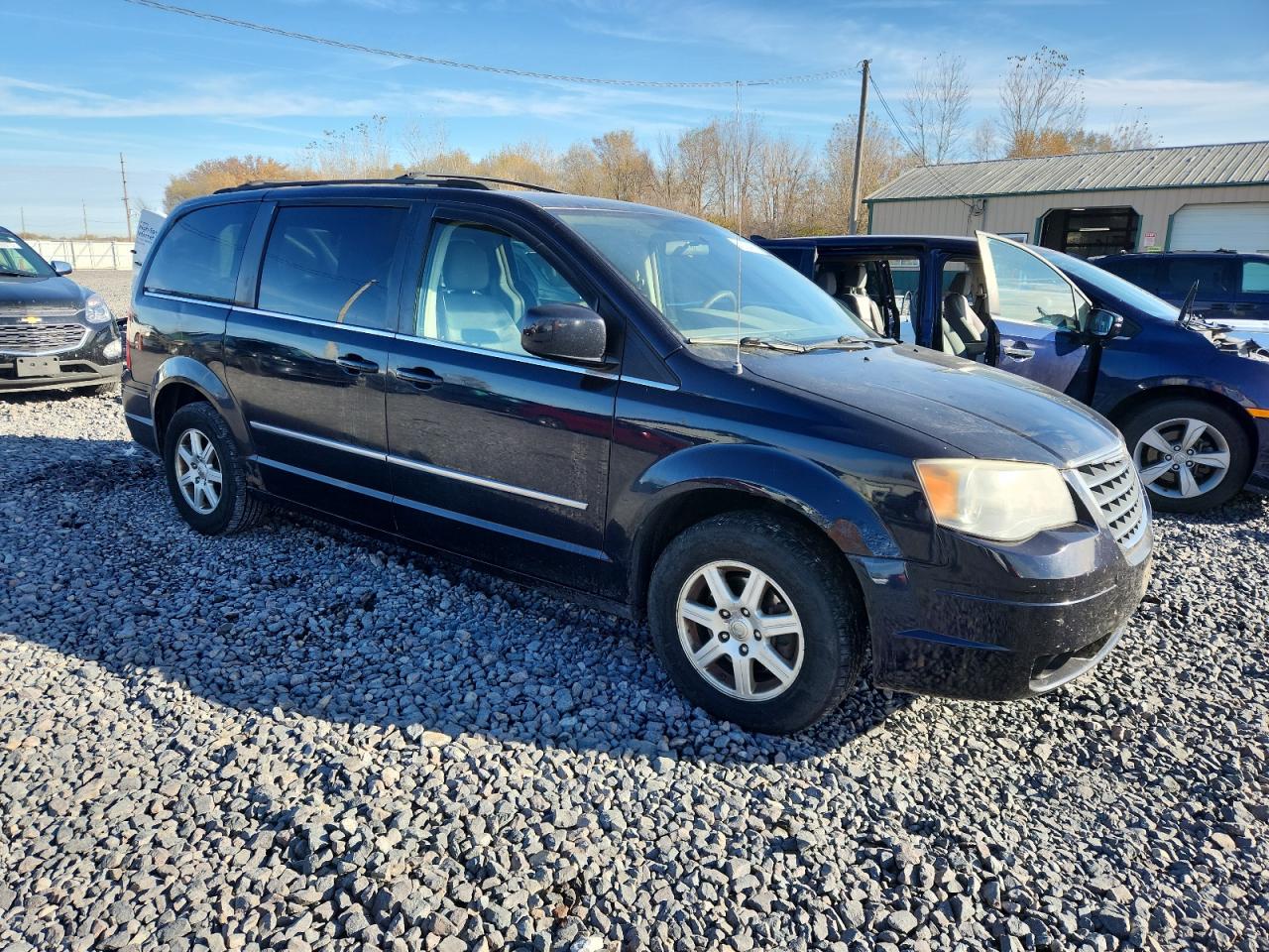 Chrysler Minivan Touring Image 4
