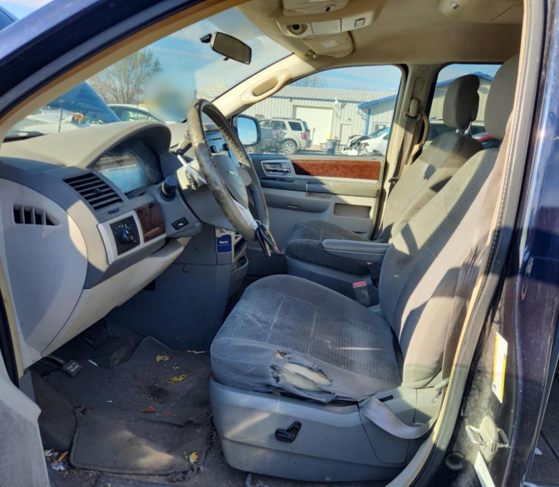 Chrysler Minivan Touring Image 3