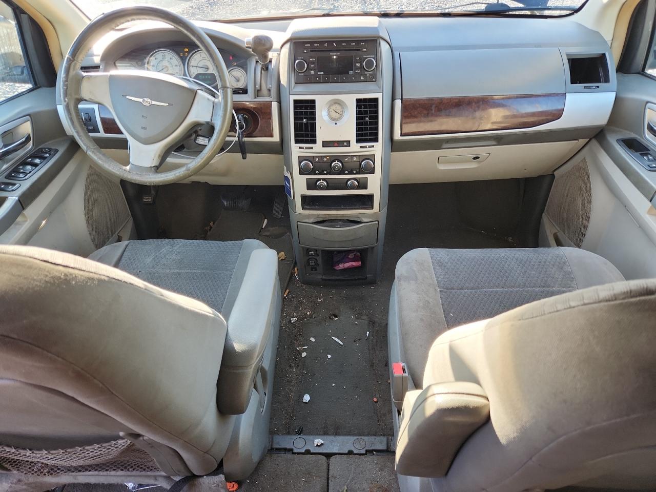 Chrysler Minivan Touring Image 2