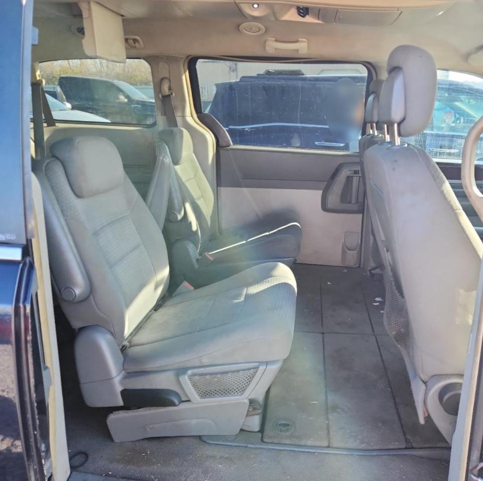 Chrysler Minivan Touring Image 6