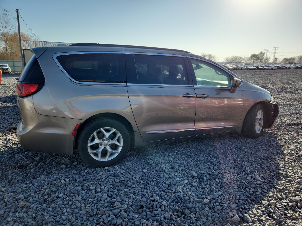 Chrysler Pacifica Touring L Image 3