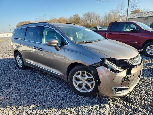 Chrysler Pacifica Touring L Image 2