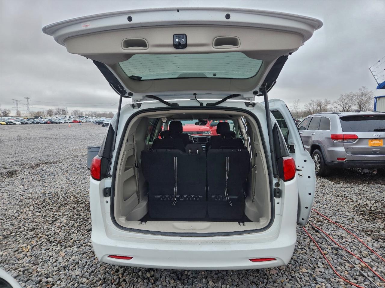 Chrysler Minivan Lx Image 7