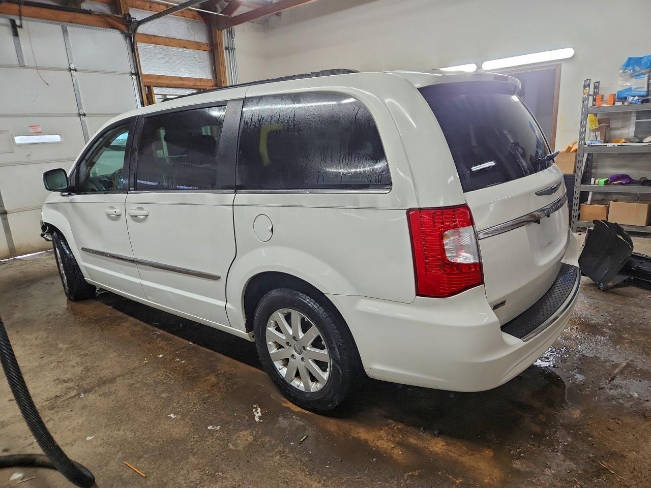 Chrysler Minivan Touring Image 3