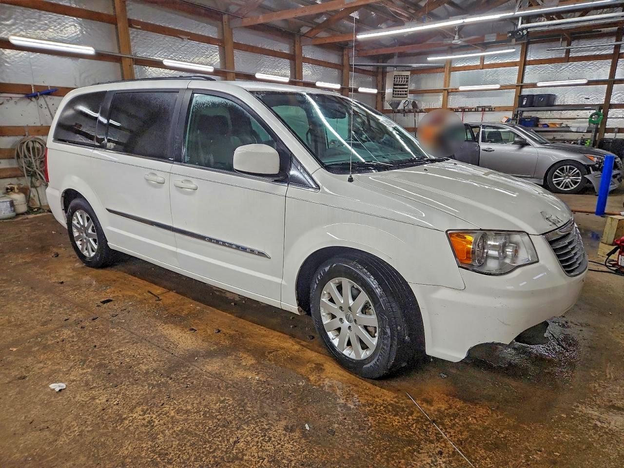 Chrysler Minivan Touring Image 11