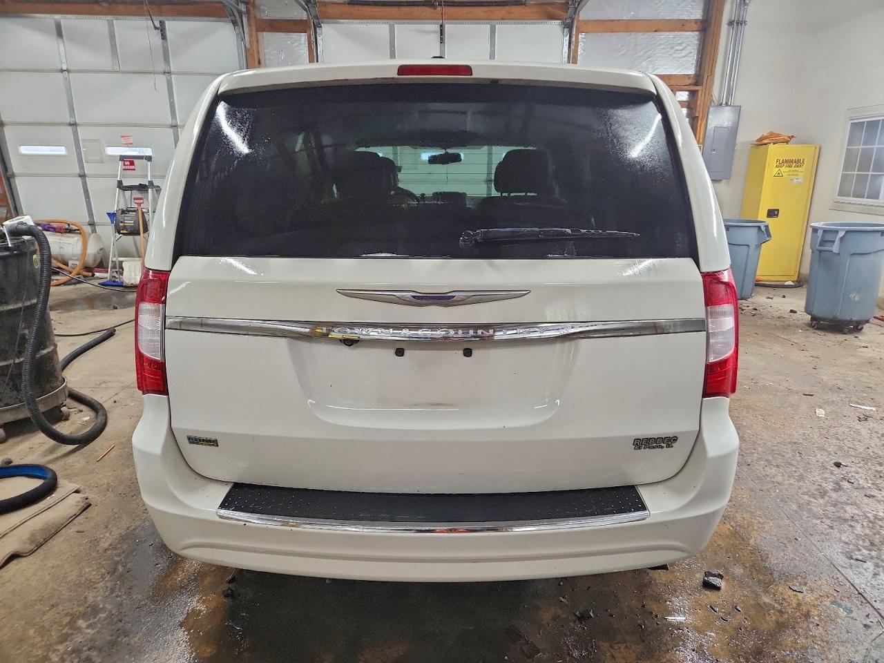 Chrysler Minivan Touring Image 6