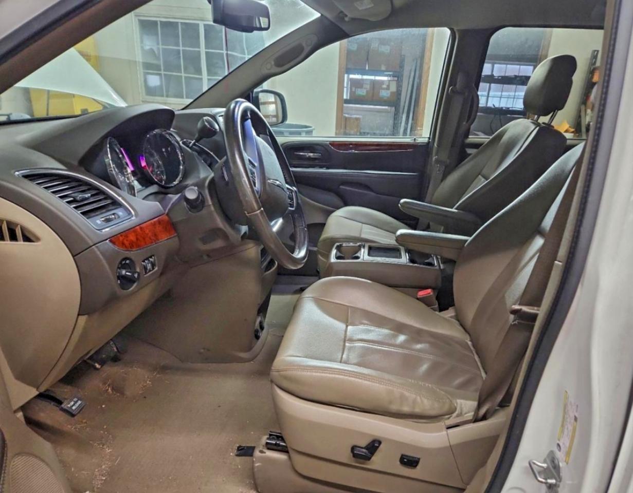 Chrysler Minivan Touring Image 2