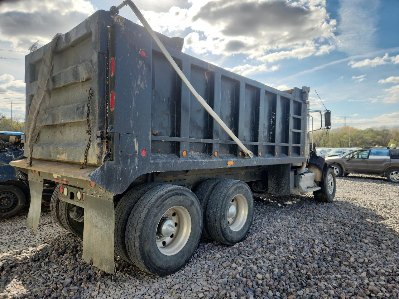 Peterbilt 348 Image 4