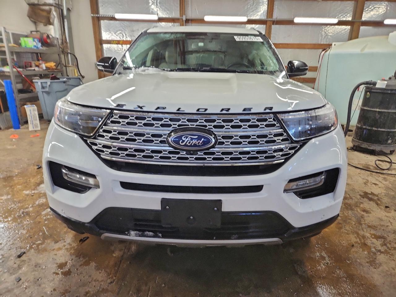 Ford Explorer Limited Image 3