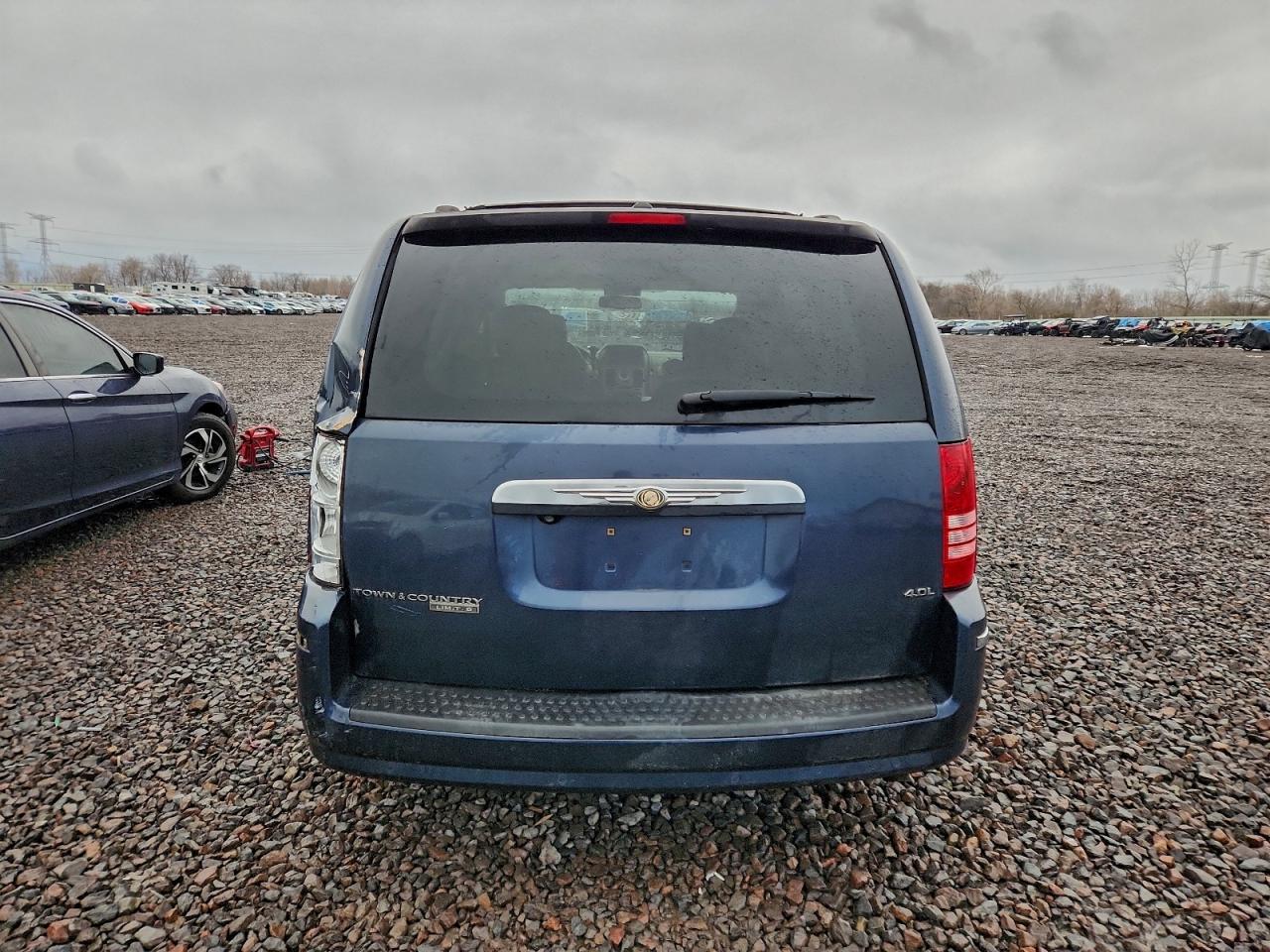 Chrysler Minivan Limited Image 6