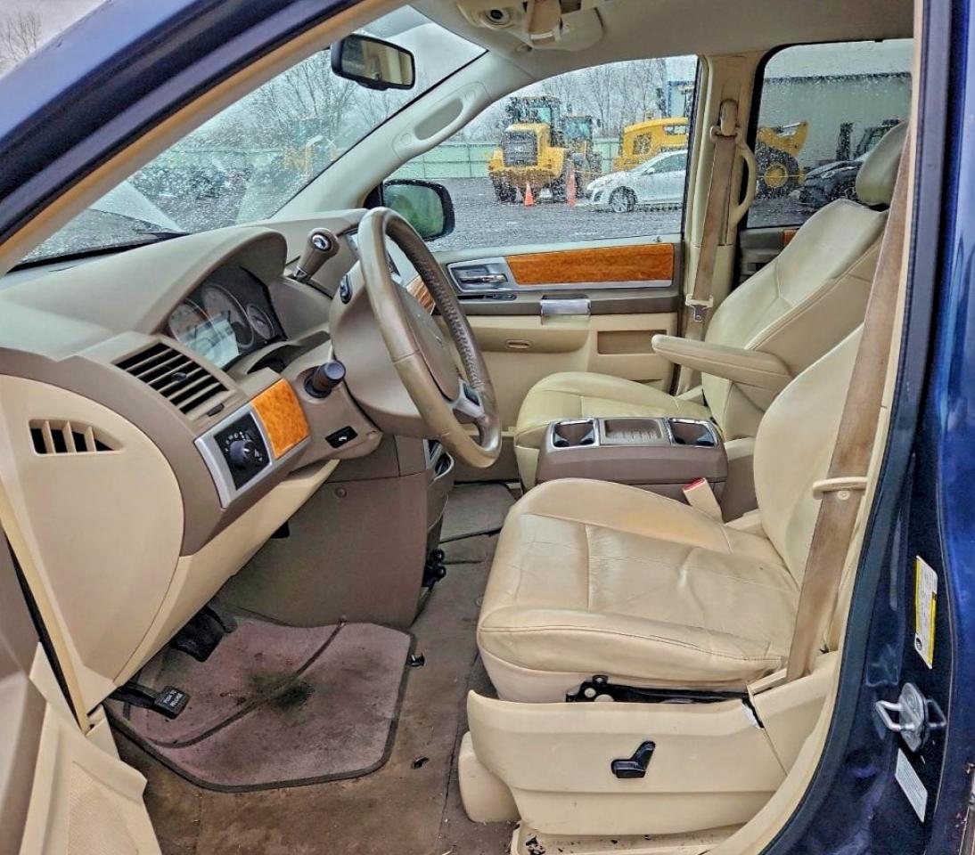 Chrysler Minivan Limited Image 5