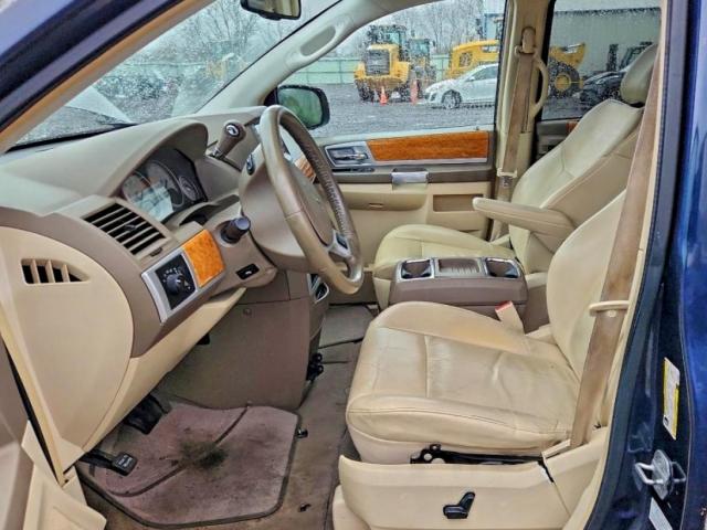 Chrysler Minivan Limited Image 5