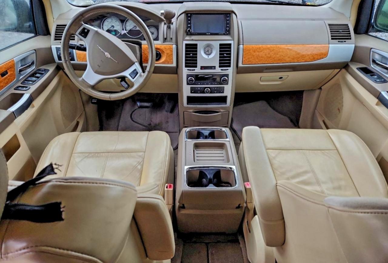 Chrysler Minivan Limited Image 4