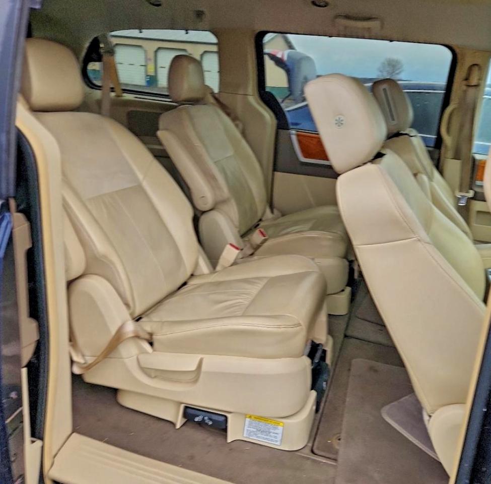 Chrysler Minivan Limited Image 3