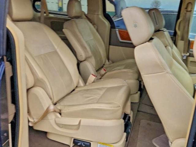 Chrysler Minivan Limited Image 3