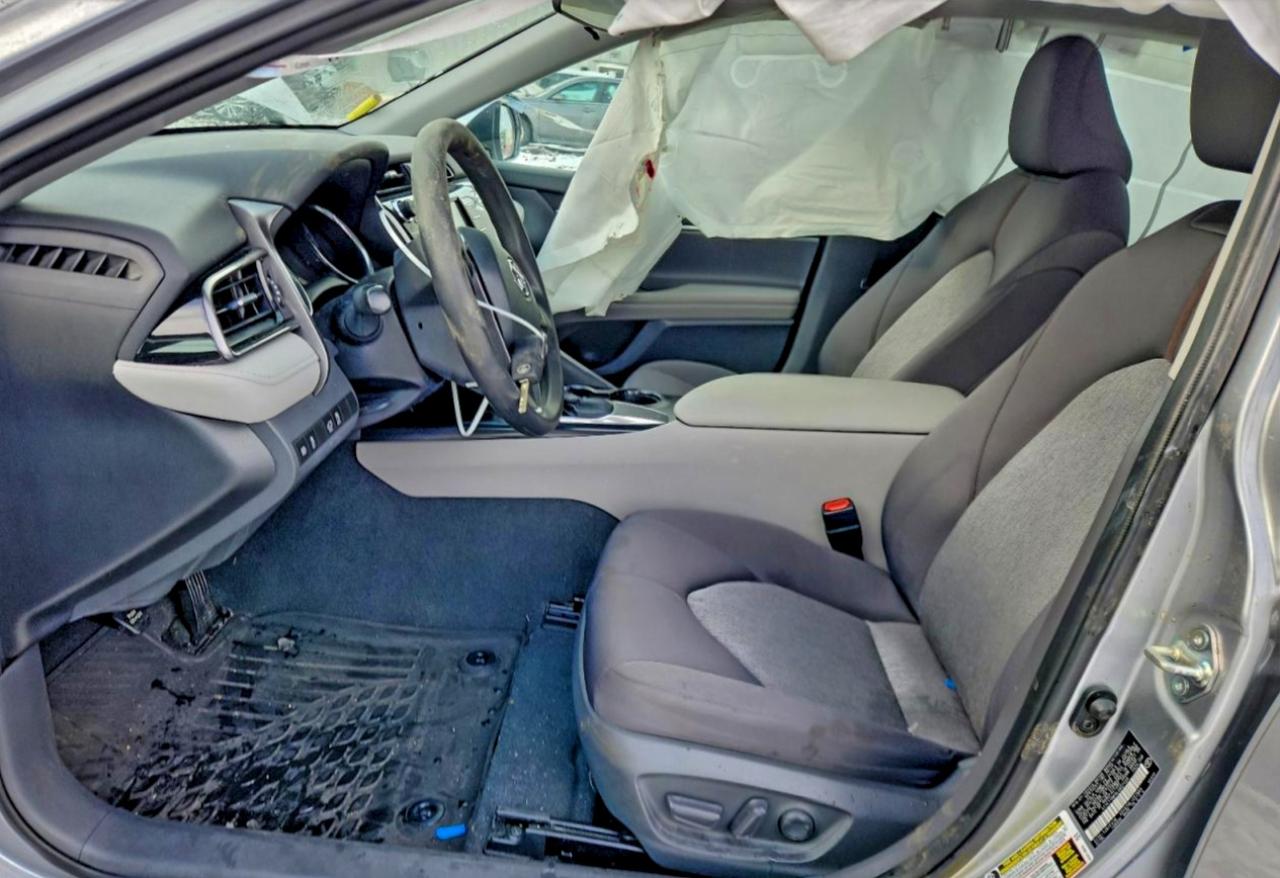 Toyota Camry Le Image 10