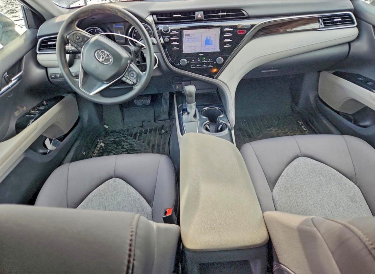 Toyota Camry Le Image 4