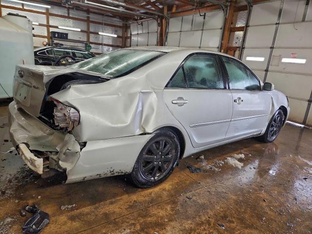 Toyota Camry Le Image 6