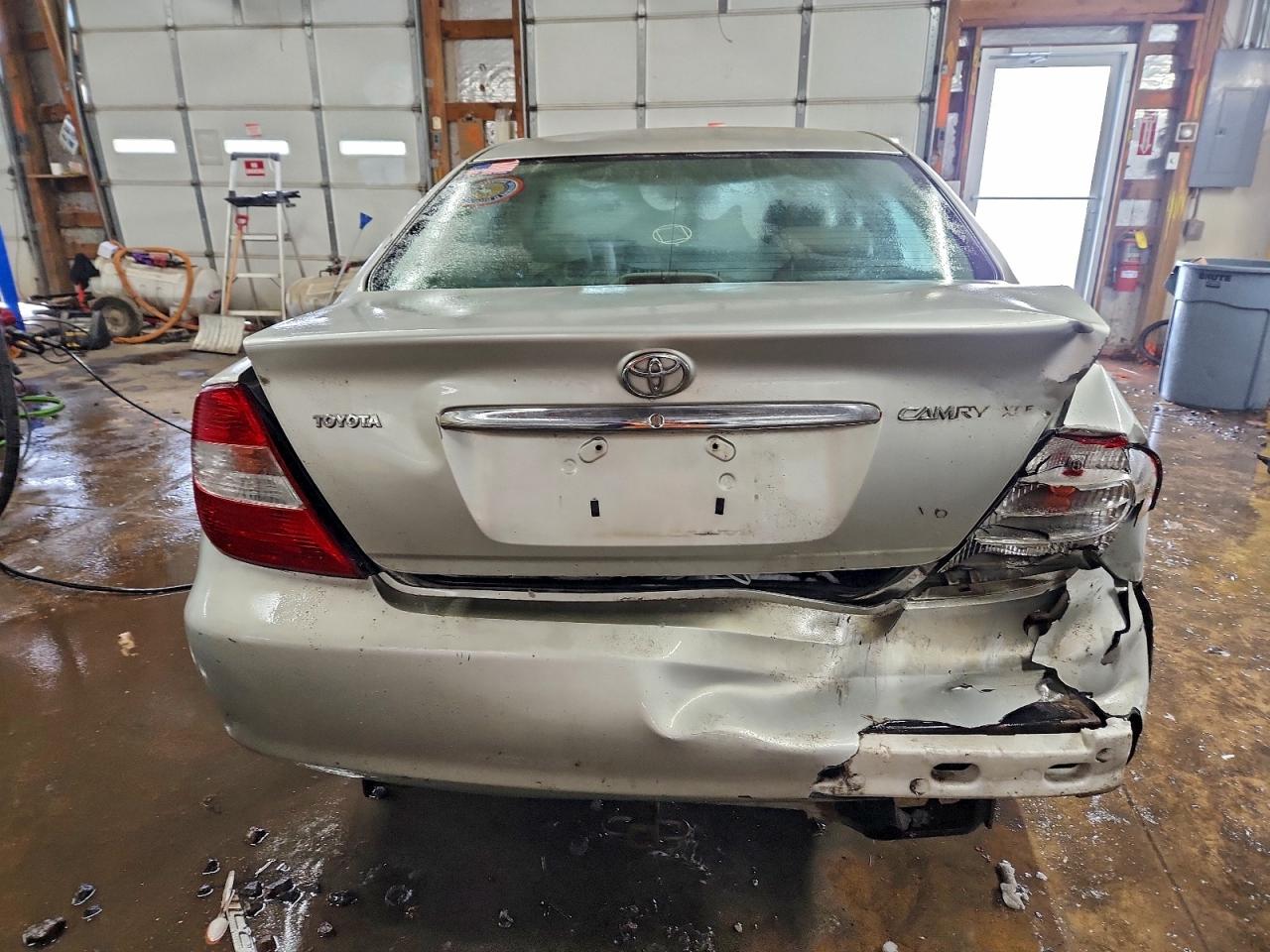 Toyota Camry Le Image 11