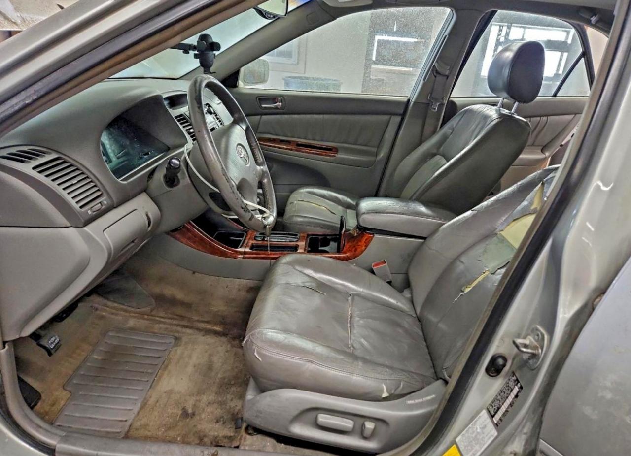 Toyota Camry Le Image 8