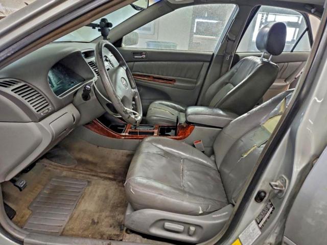 Toyota Camry Le Image 8