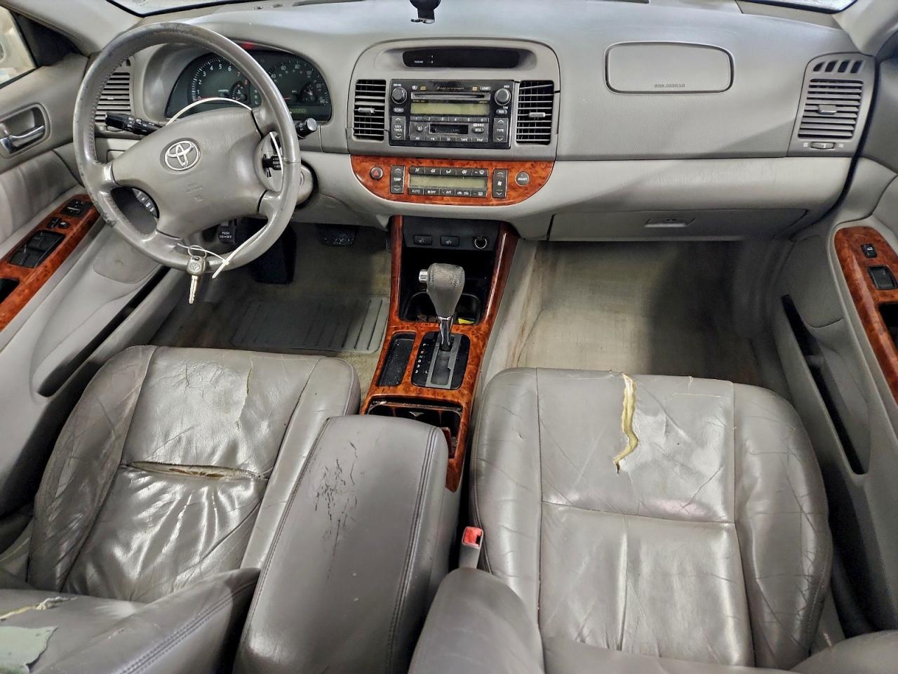 Toyota Camry Le Image 4