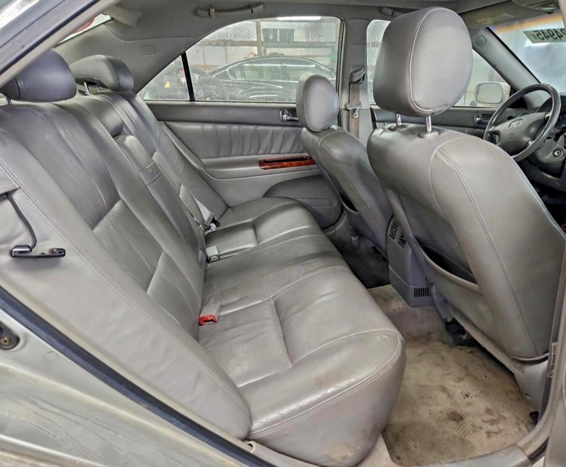 Toyota Camry Le Image 10