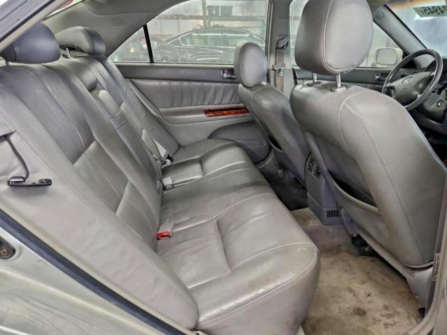 Toyota Camry Le Image 10