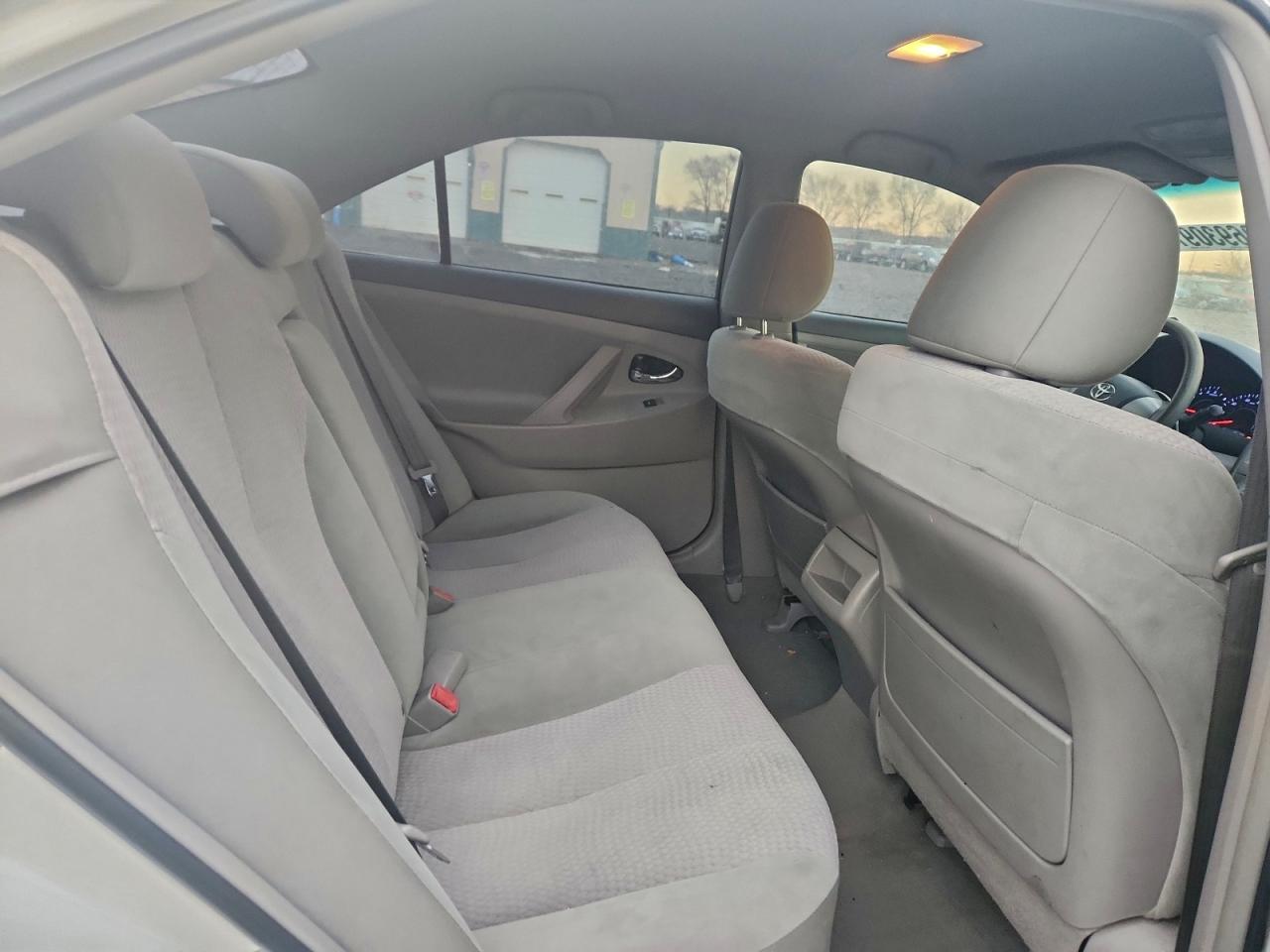 Toyota Camry Base Image 8