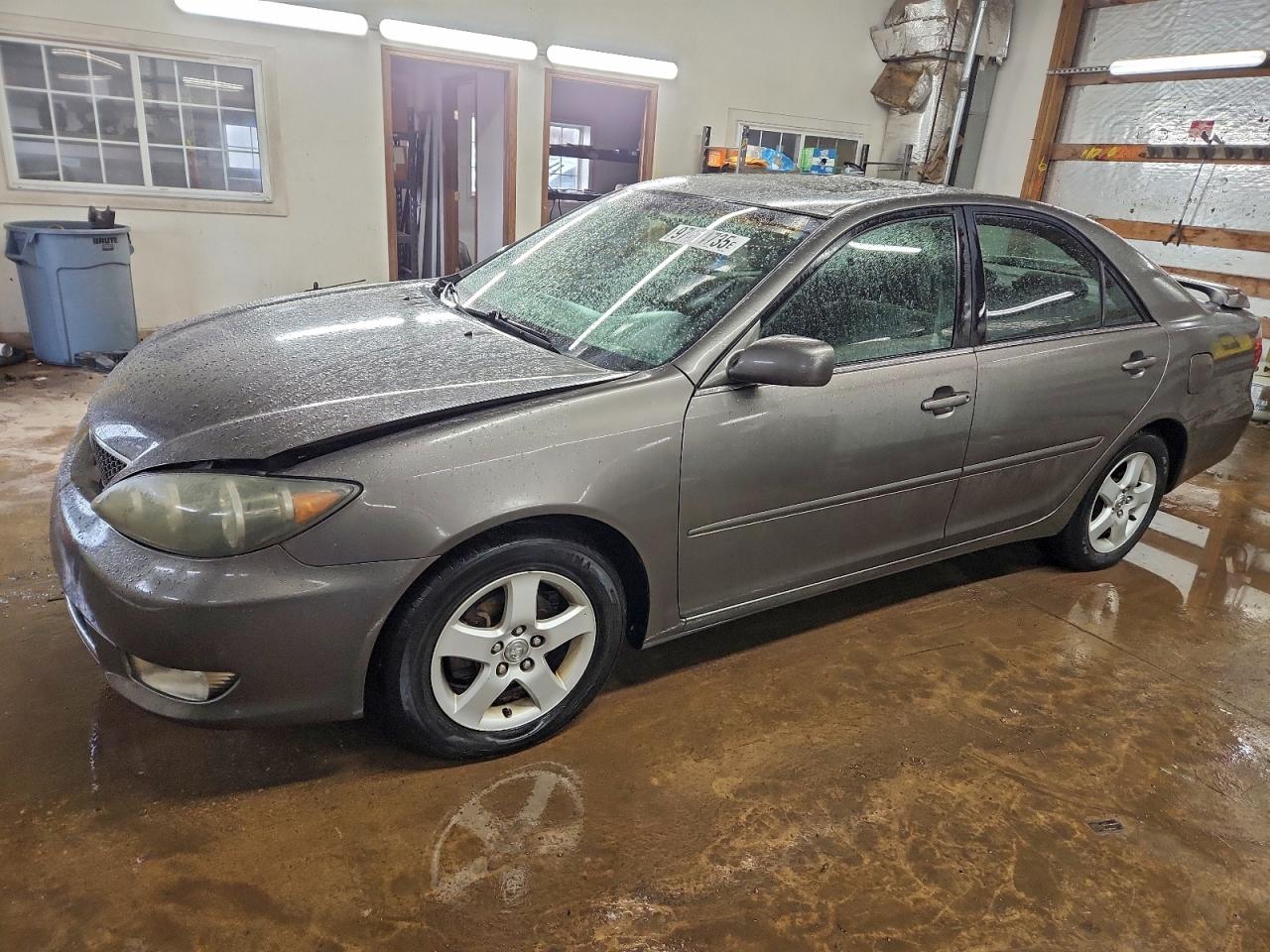 Toyota Camry Le Image 1